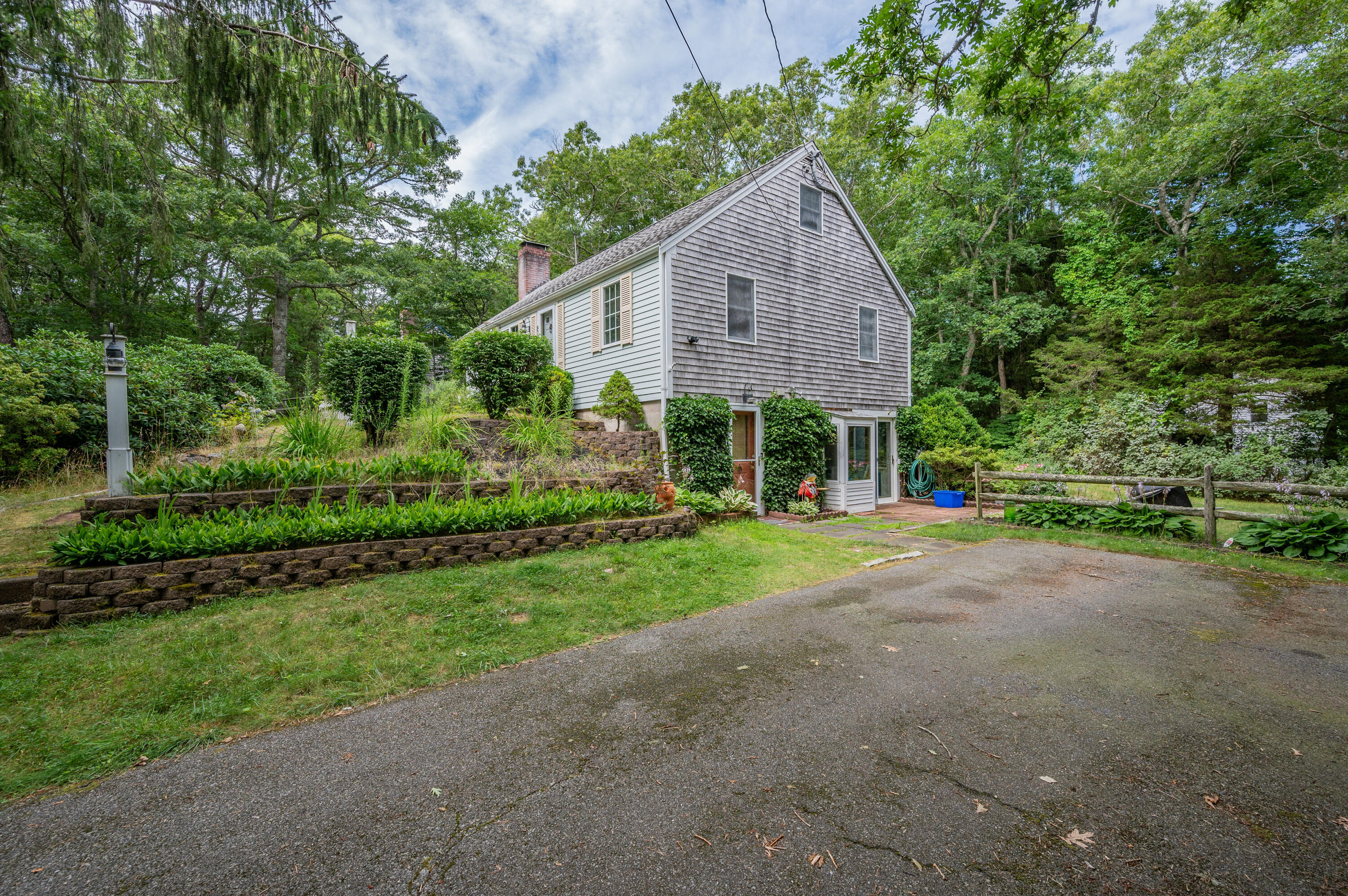 a view of a house with backyard and garden