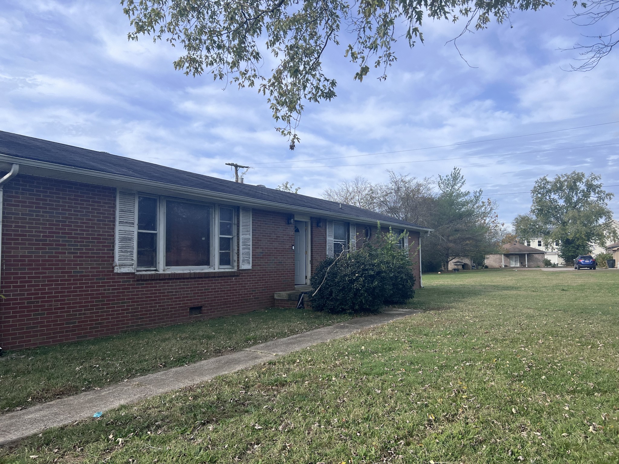 a view of house with backyard space