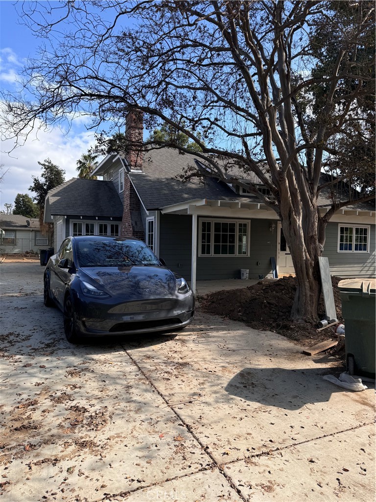 a view of house and yard