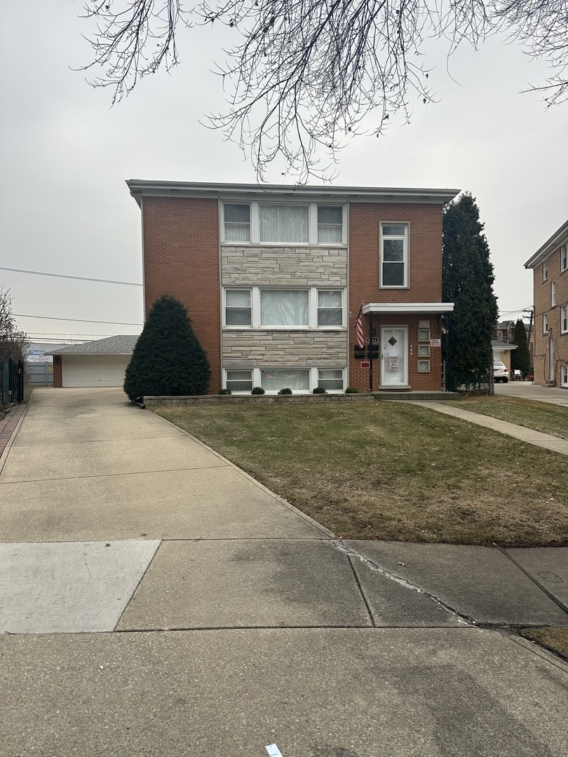 a view of a house with a yard