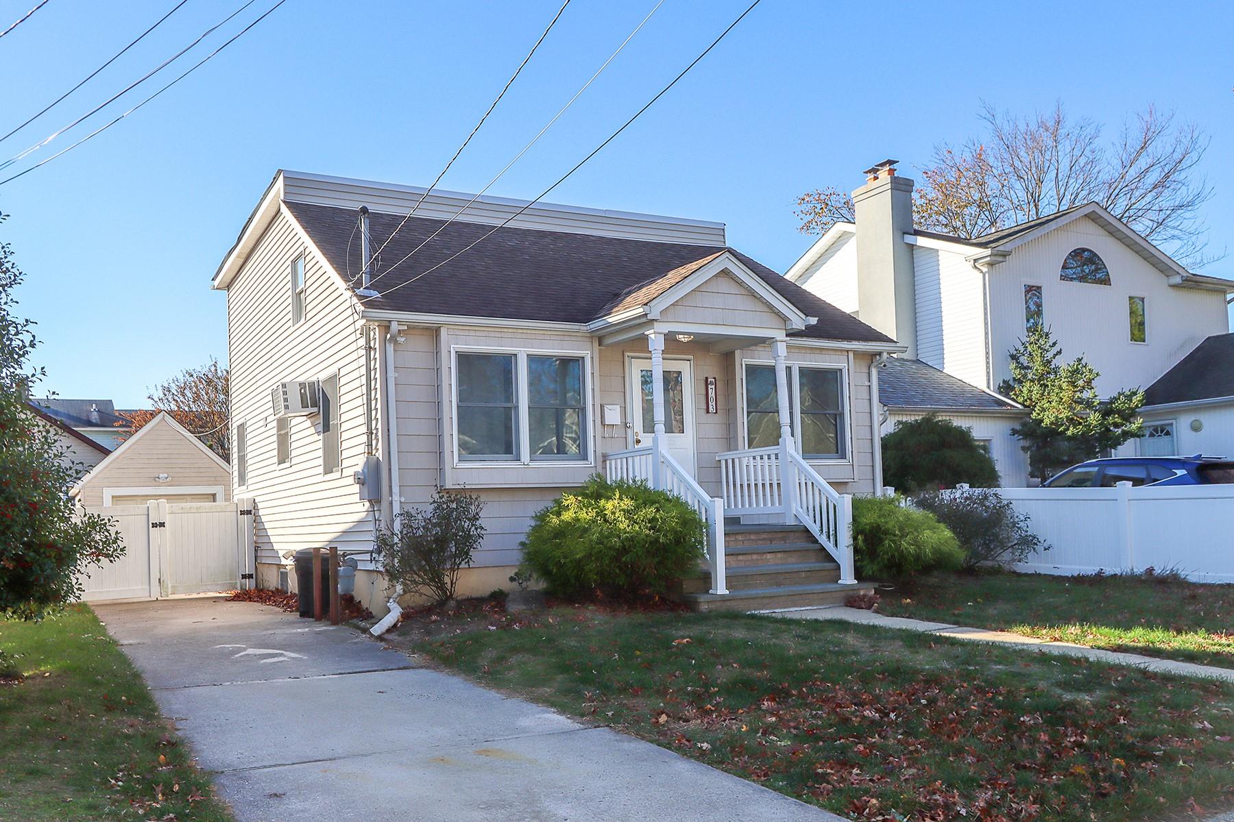 View of front of house featuring a front yard