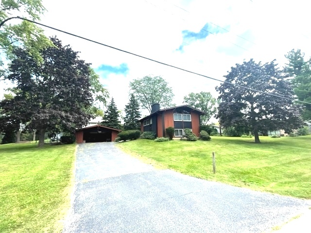 a view of a house with a yard