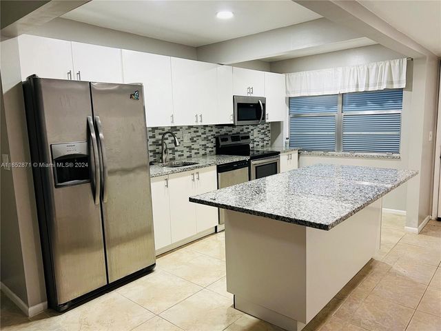 $2,000 | 8450 Lagos De Campo Boulevard, Unit 205 | Woodland Lakes