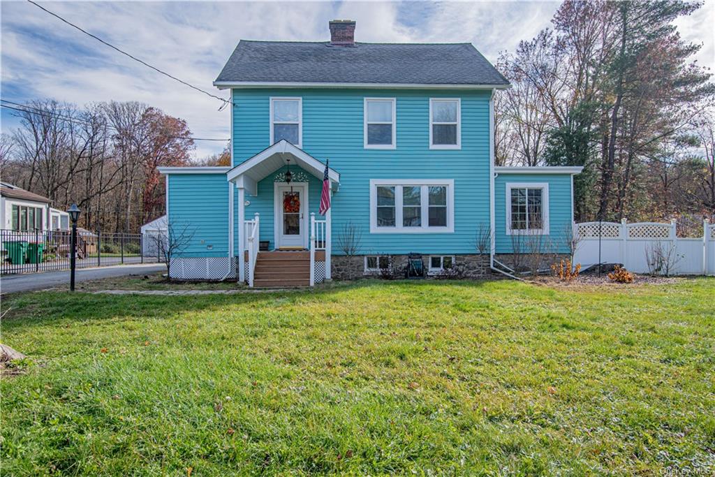 View of front facade with a front yard