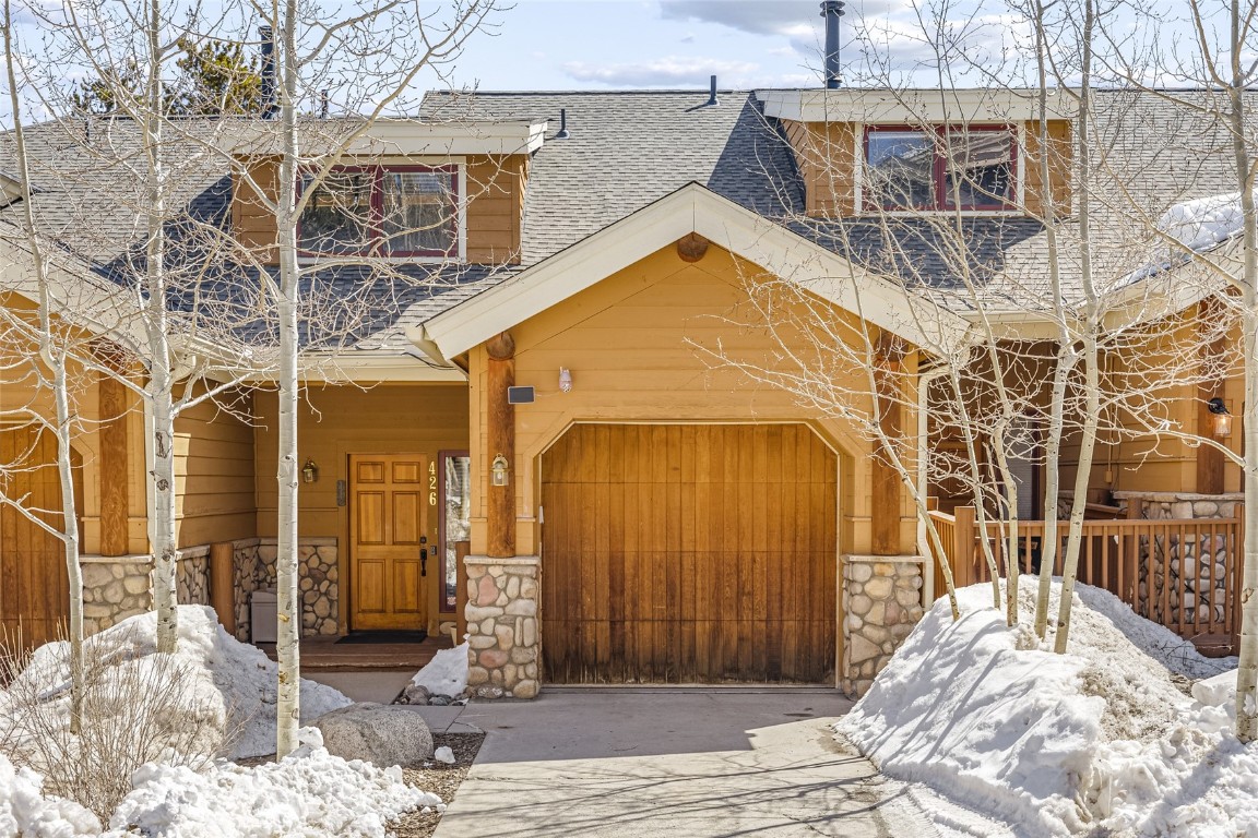 View of front facade featuring a one car garage