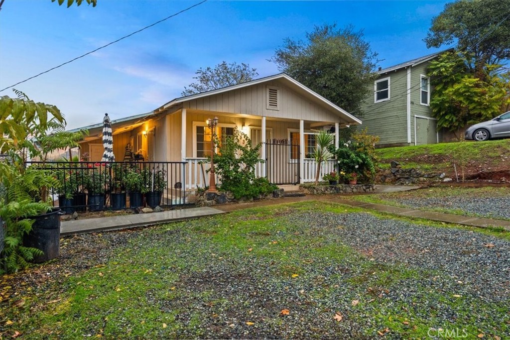 a view of a house with backyard and garden