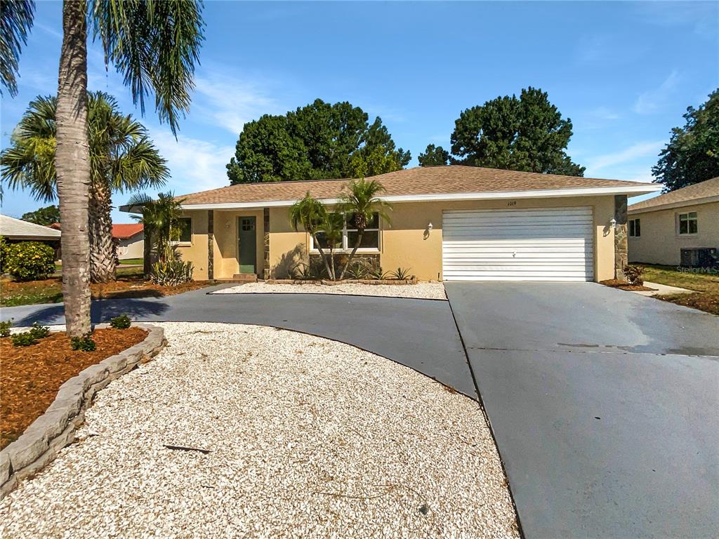 a view of a backyard with palm trees