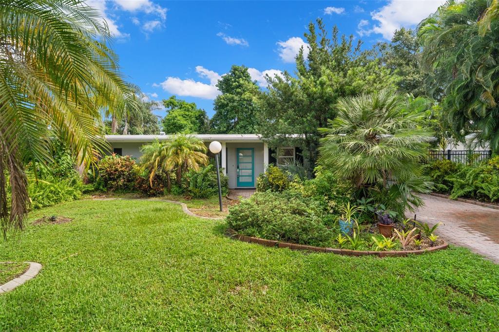 a view of a house with backyard