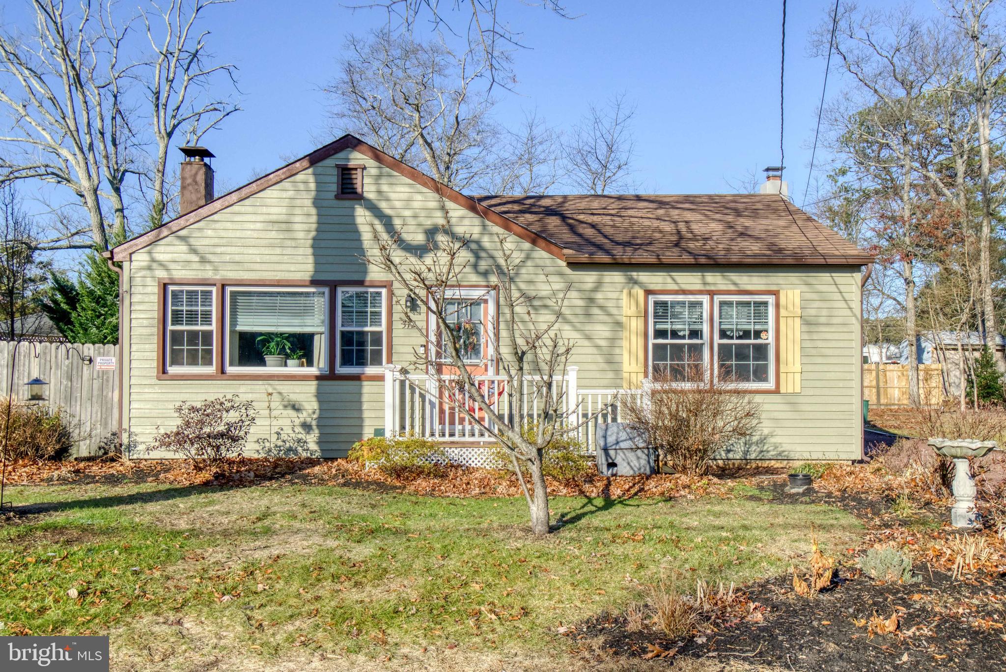 a view of a house with backyard