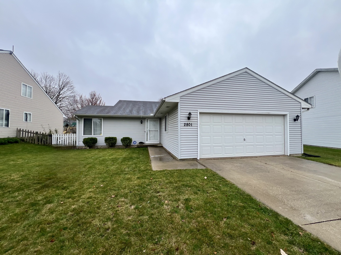 a front view of house with yard and garage