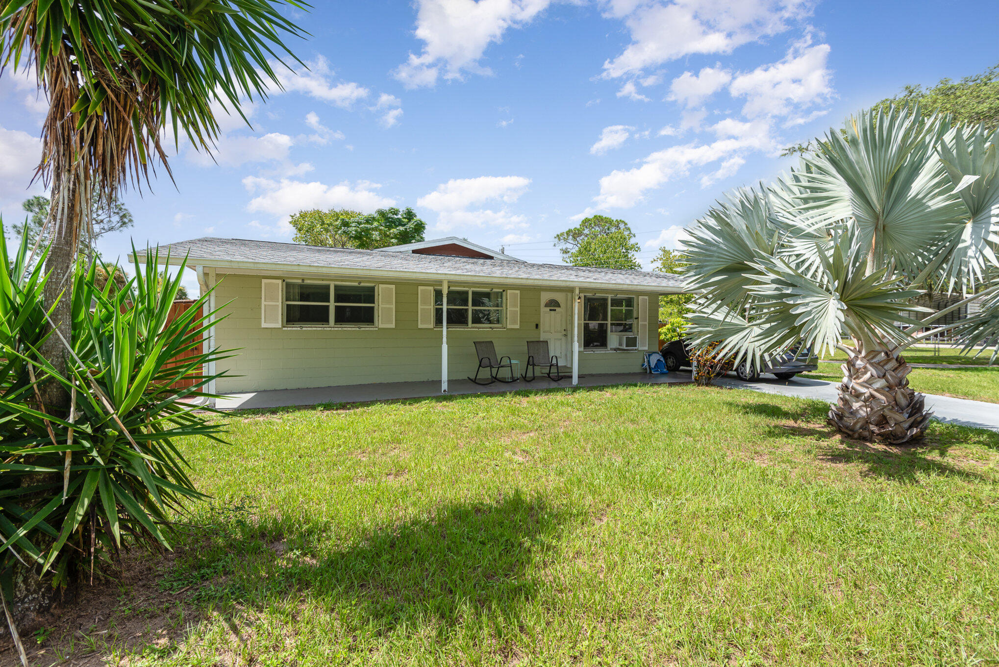 a view of a house with a yard