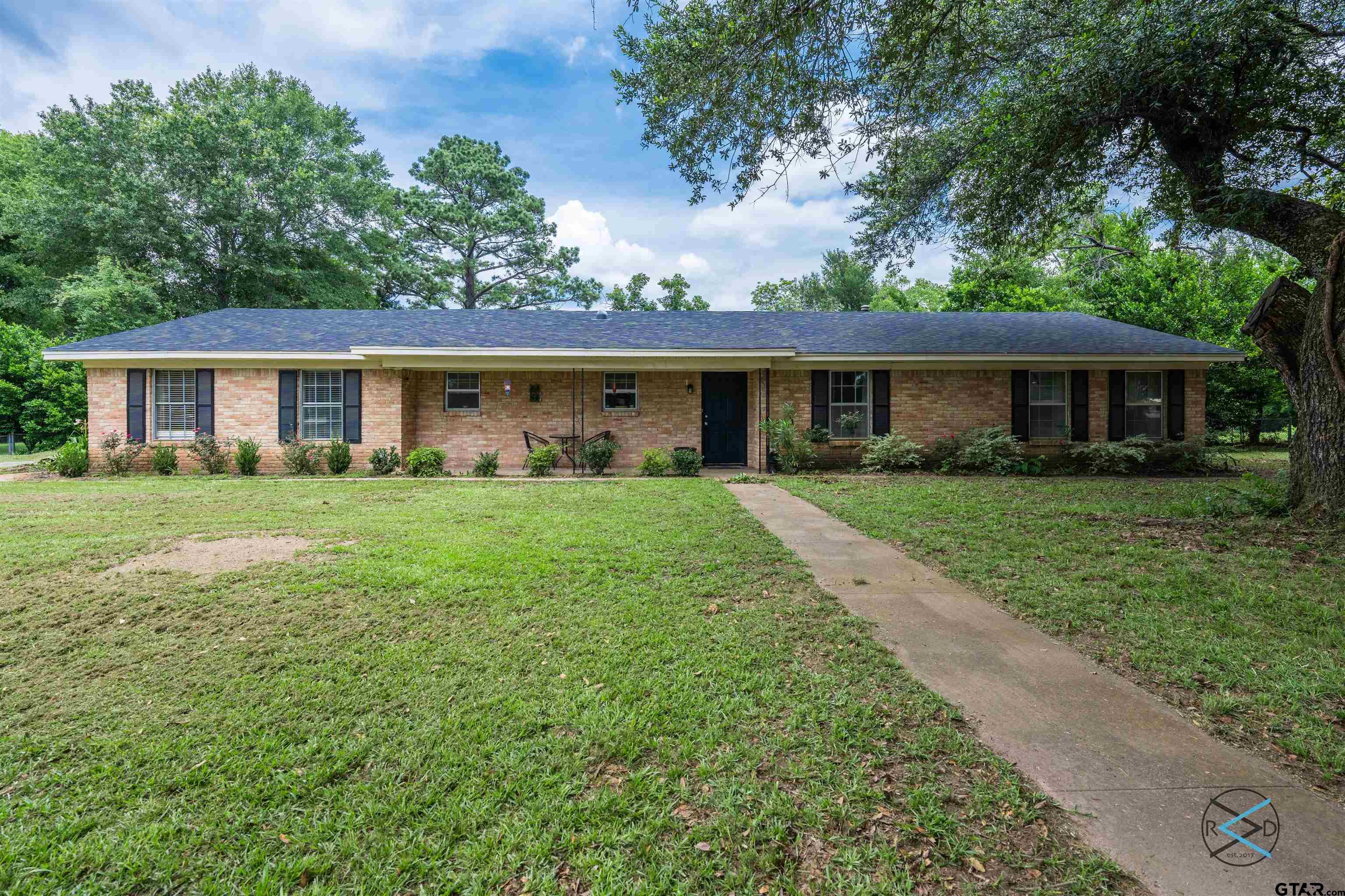 a view of house that has a yard