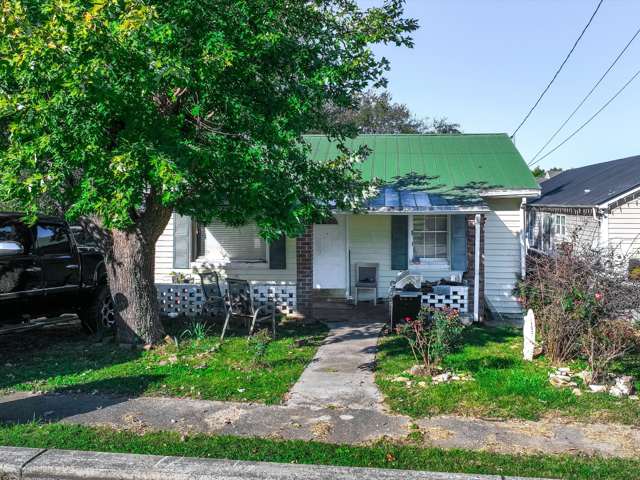 a view of a house with backyard and a patio