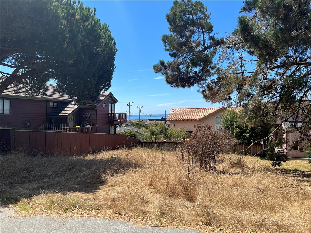 a view of a houses with a yard