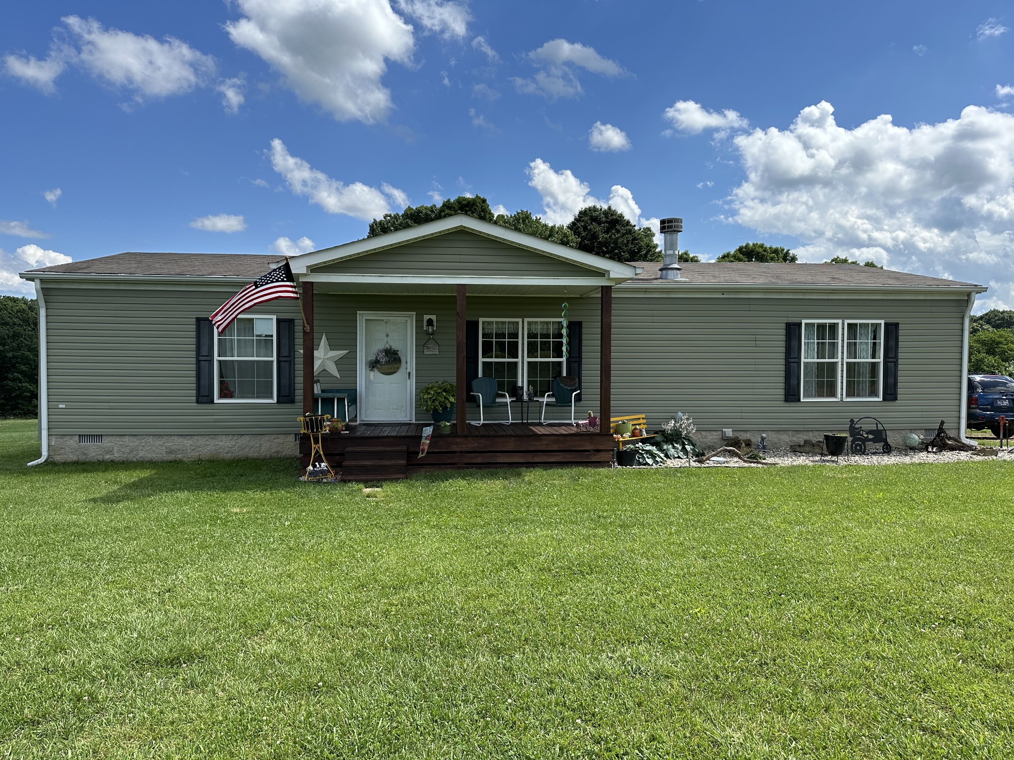 a view of a house with backyard and garden