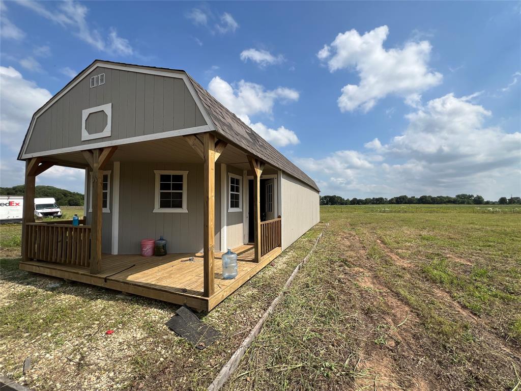 a view of a house with backyard