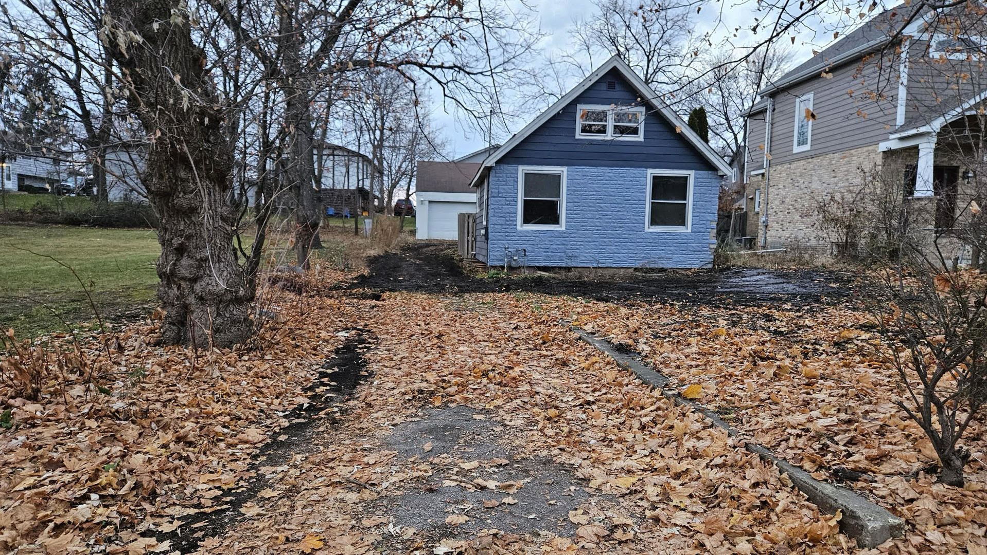 a view of a house with a yard