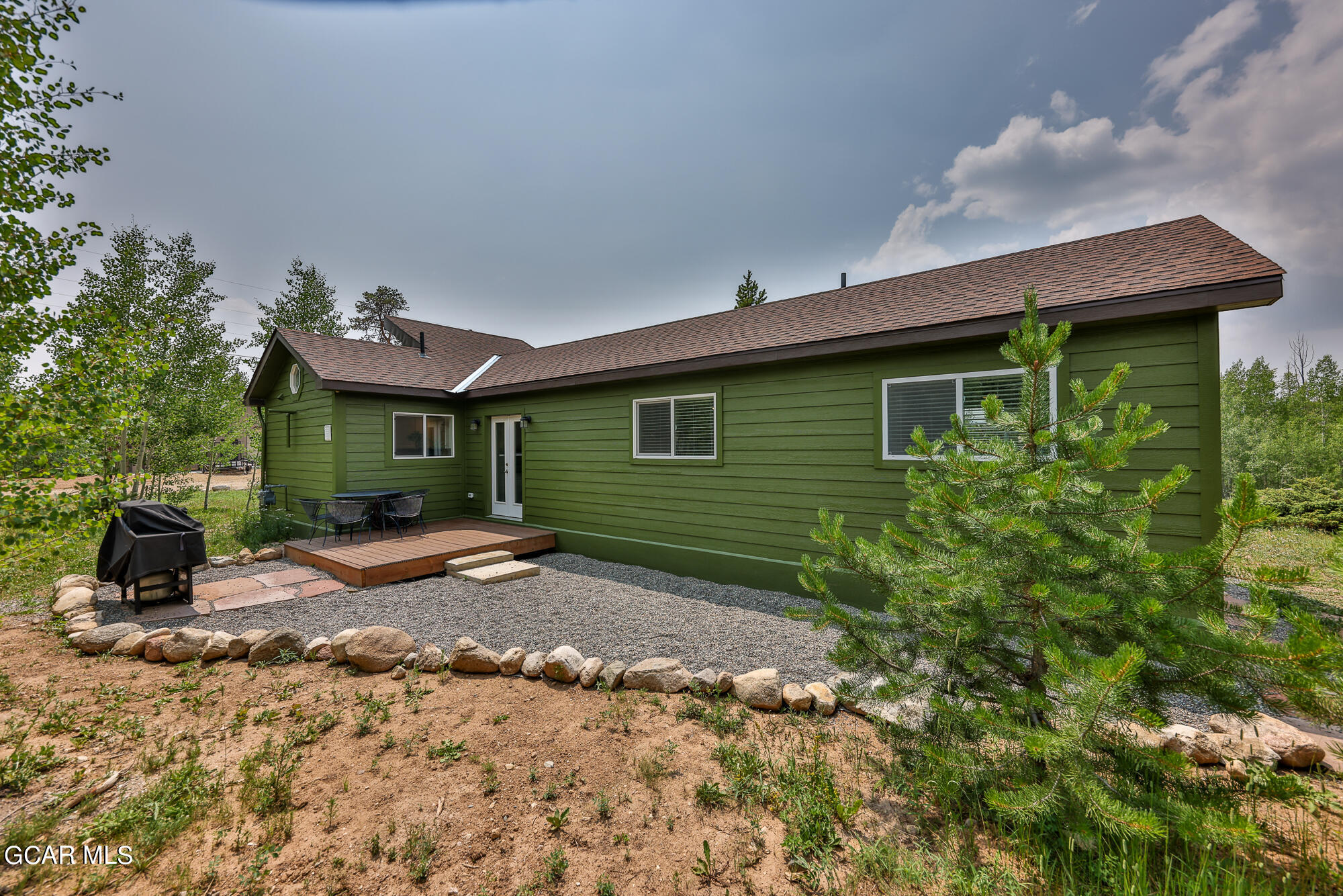 a view of a house with backyard and garden