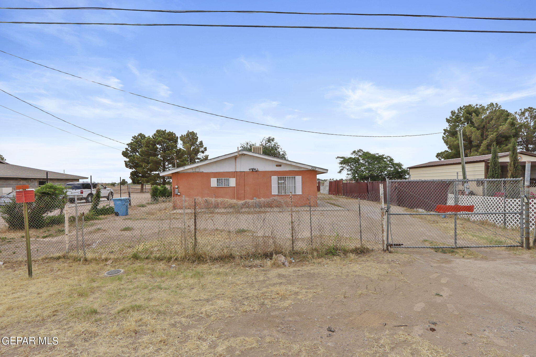 a view of a backyard