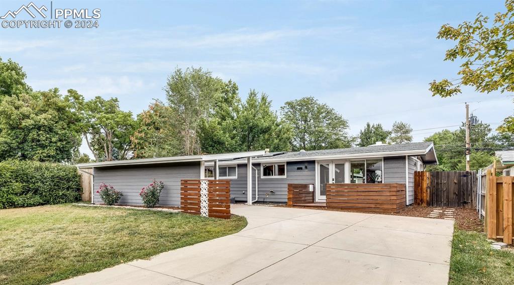 Ranch-style home featuring a front yard