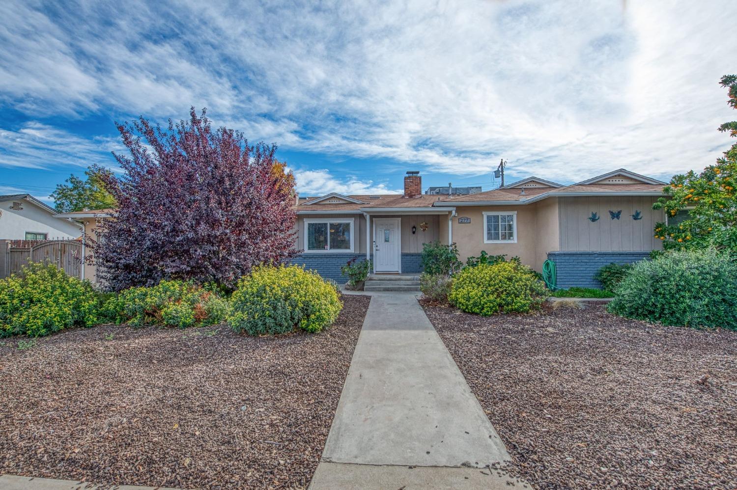 a view of a front of house with a yard