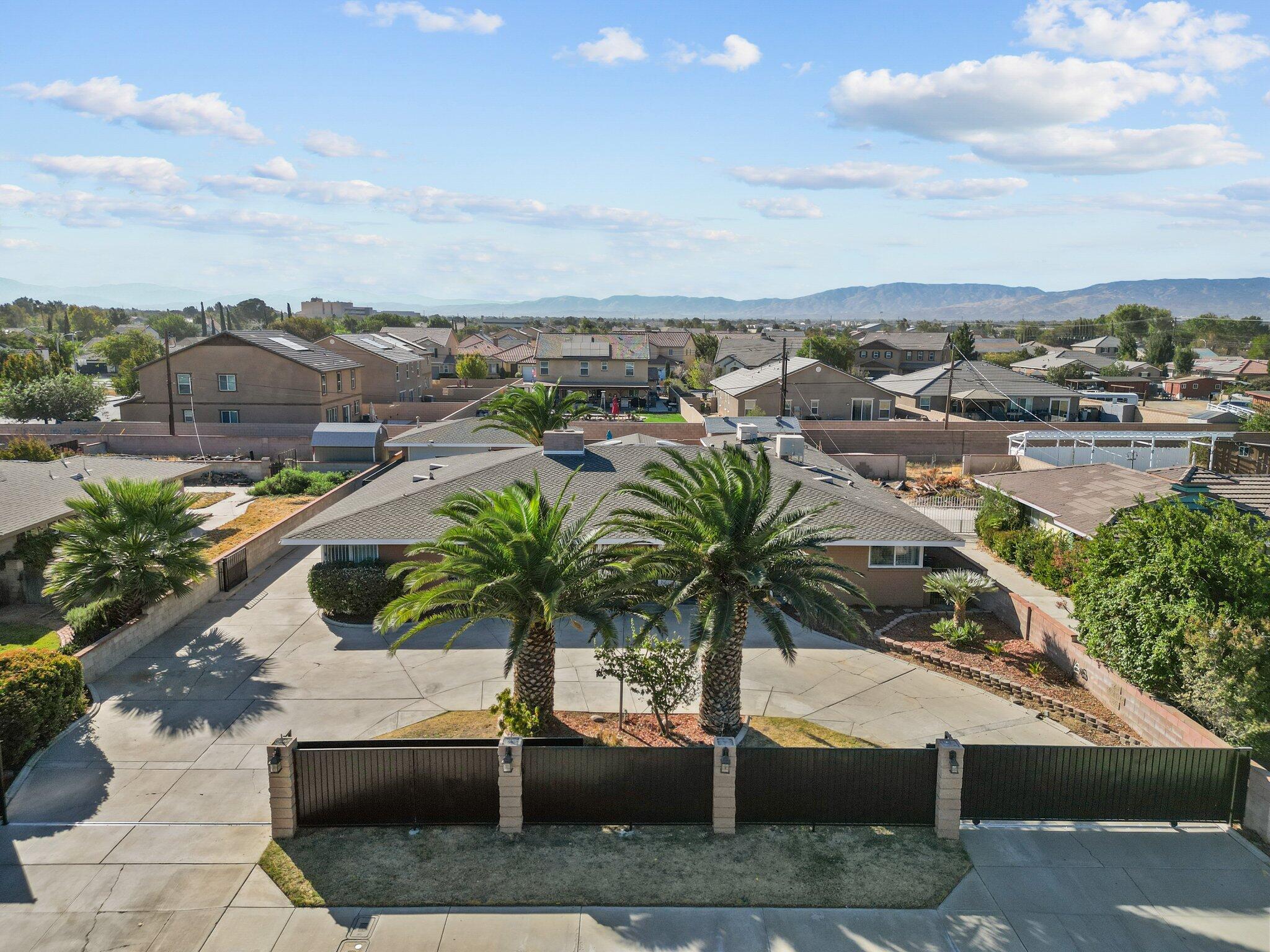 a view of a yard with sitting area