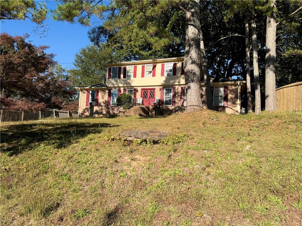 a view of a house with a yard