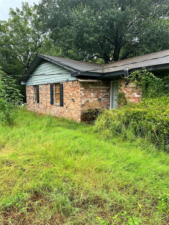 a view of a house with backyard