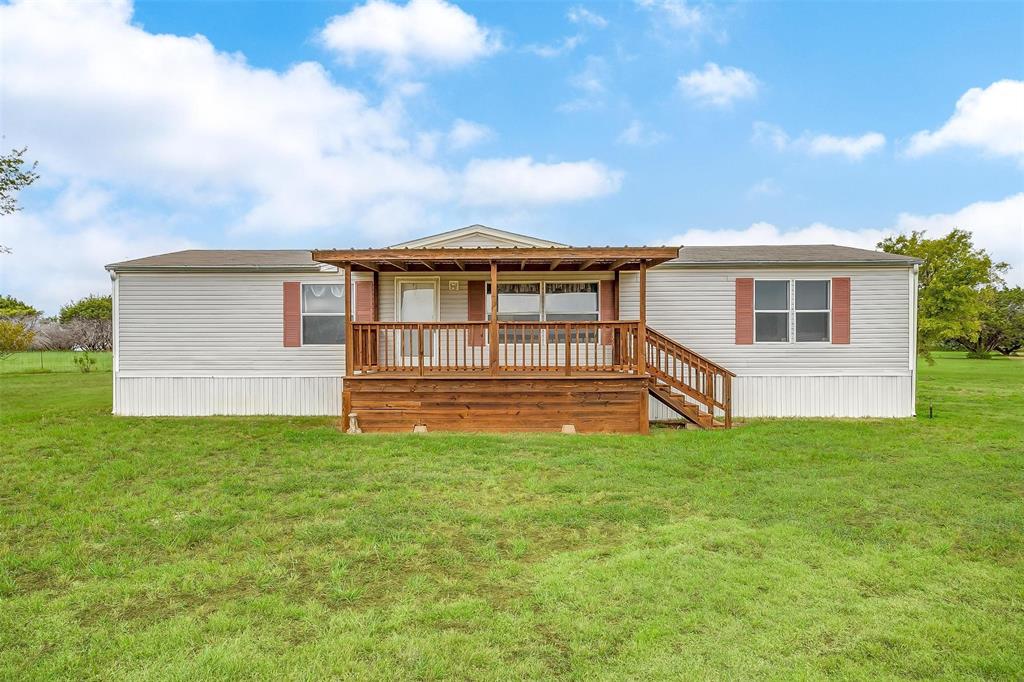 a view of a house with backyard