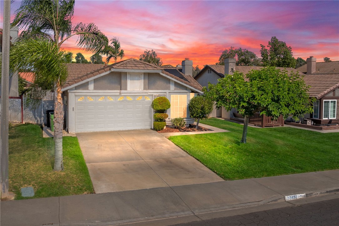 a view of a back yard of the house