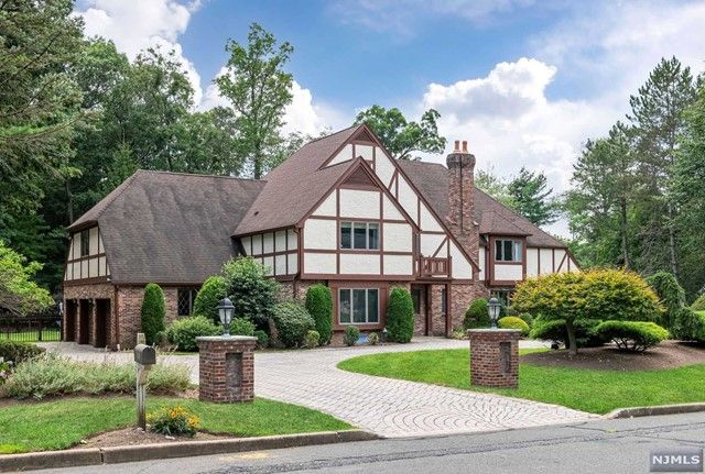 $2,500,000 | 739 Shoshone Trail | Franklin Lakes