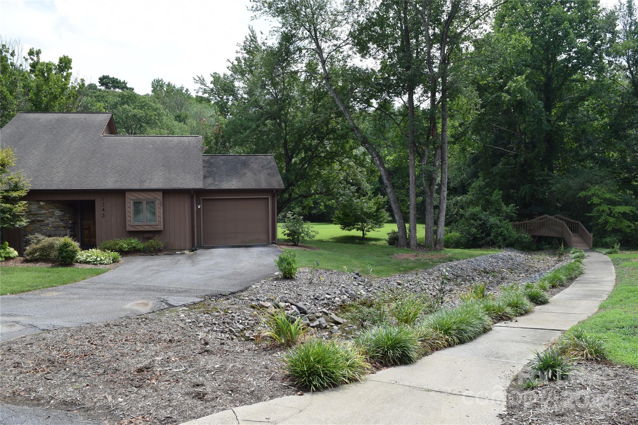 a view of a house with a yard