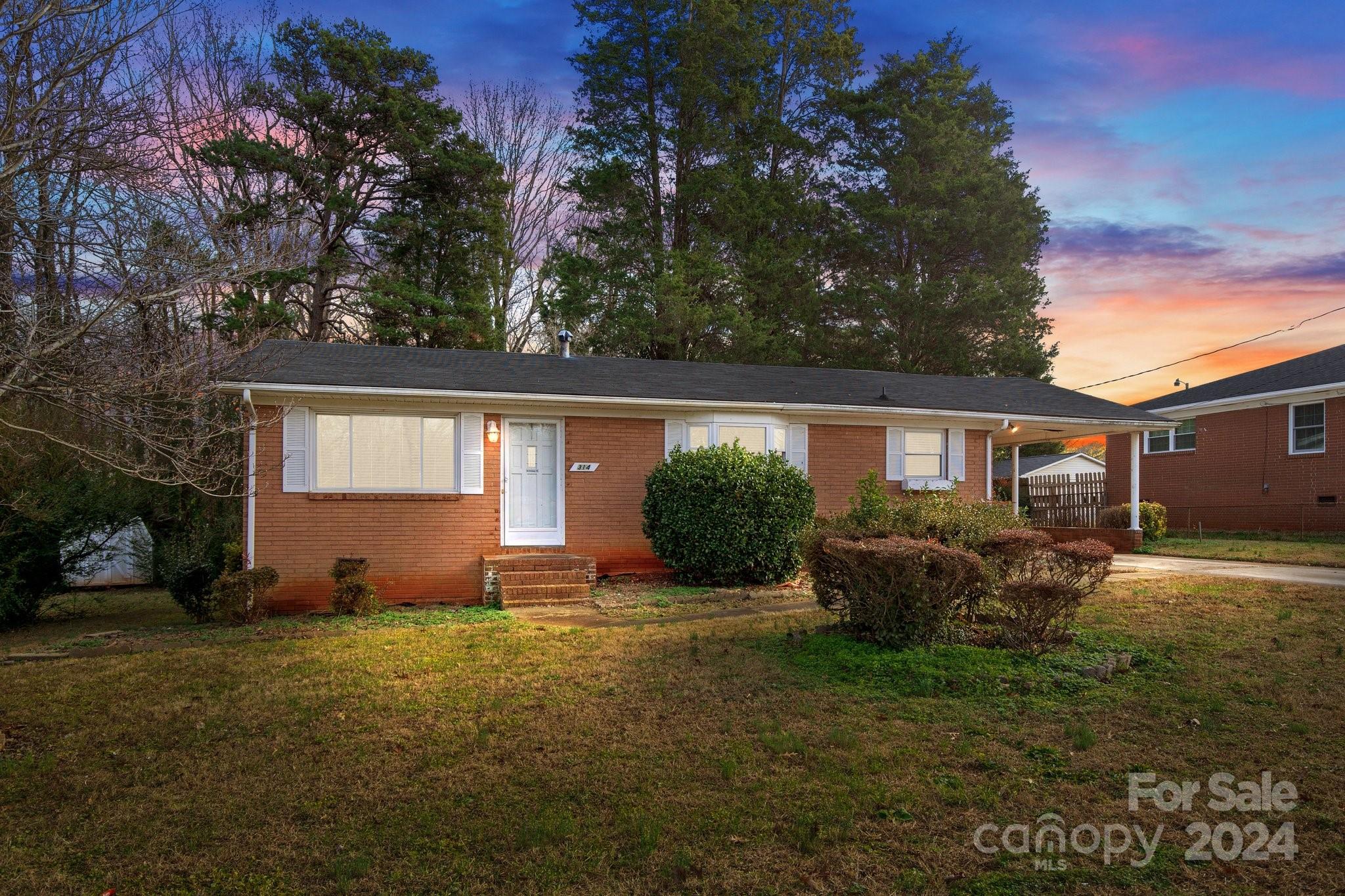 a view of a house with backyard and garden