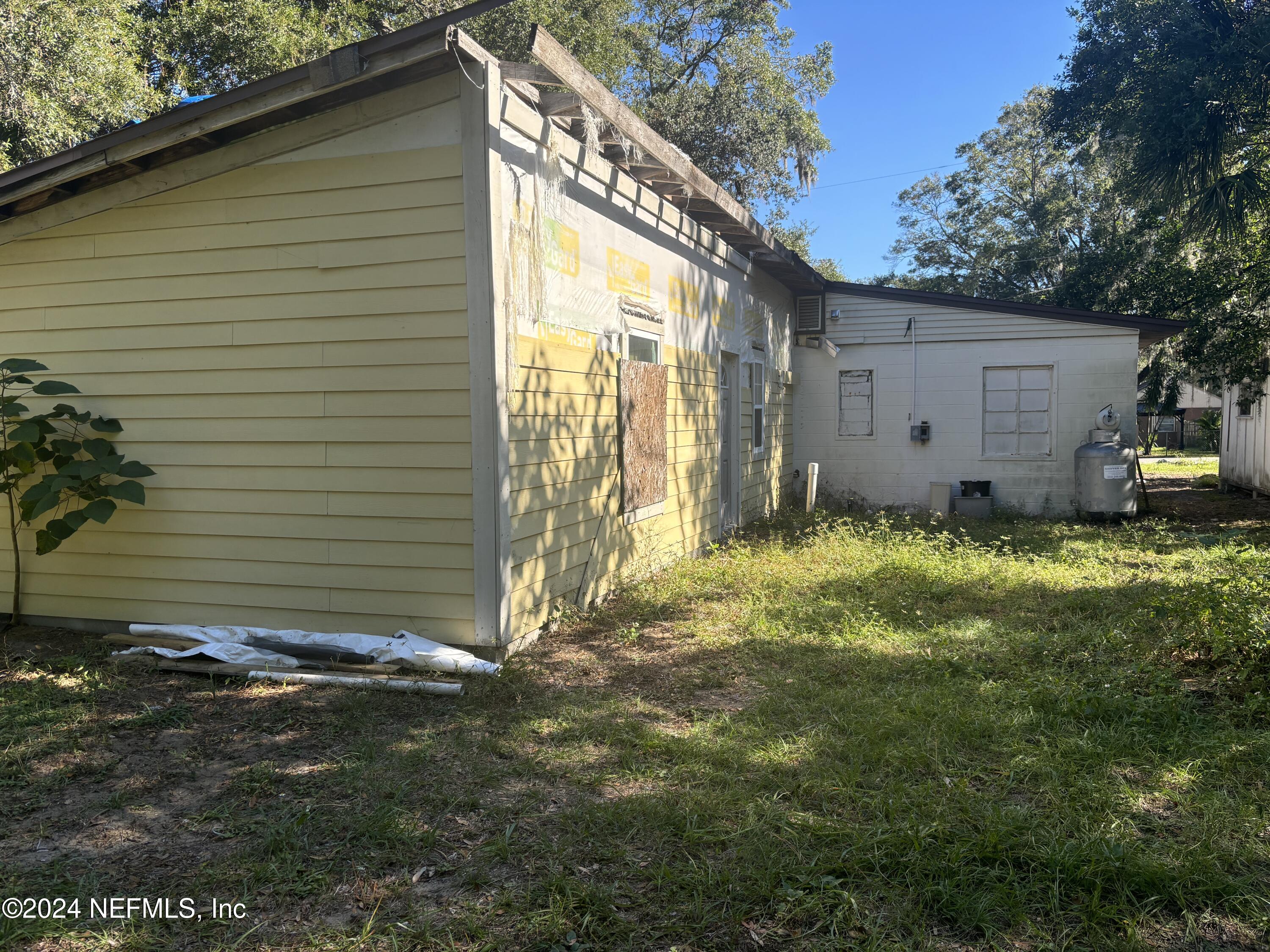 a view of a backyard