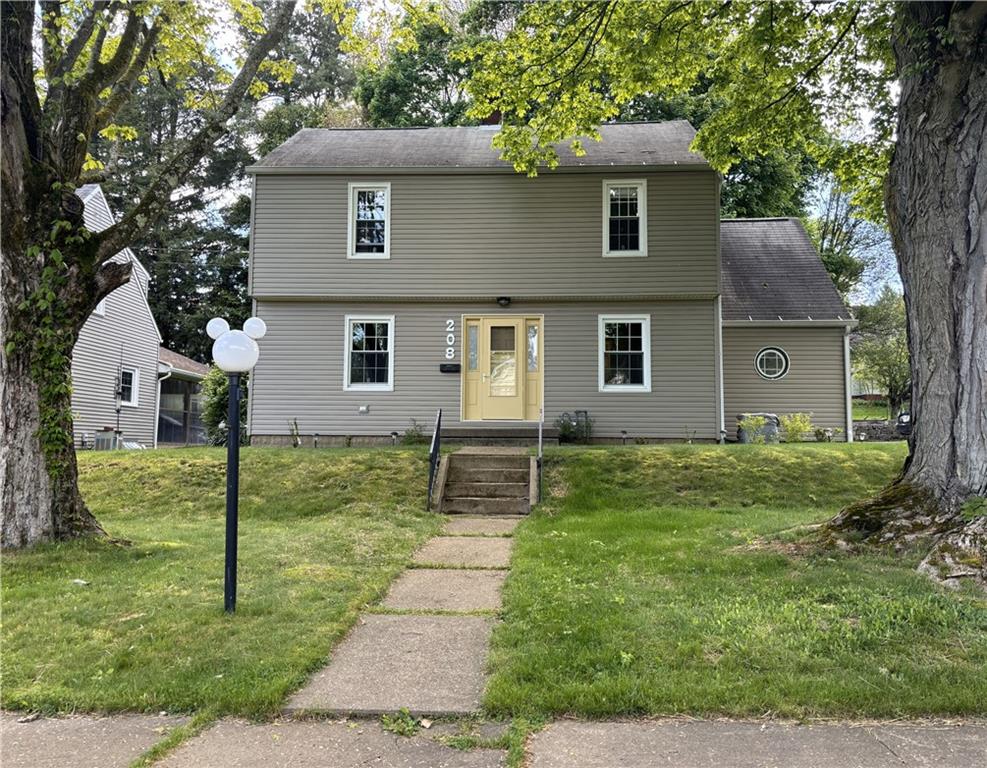 a house that is sitting in the grass