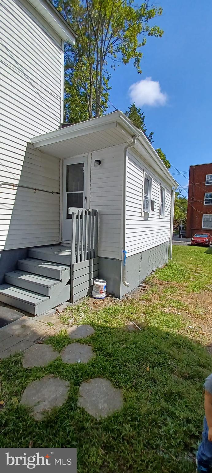 a view of a house with backyard