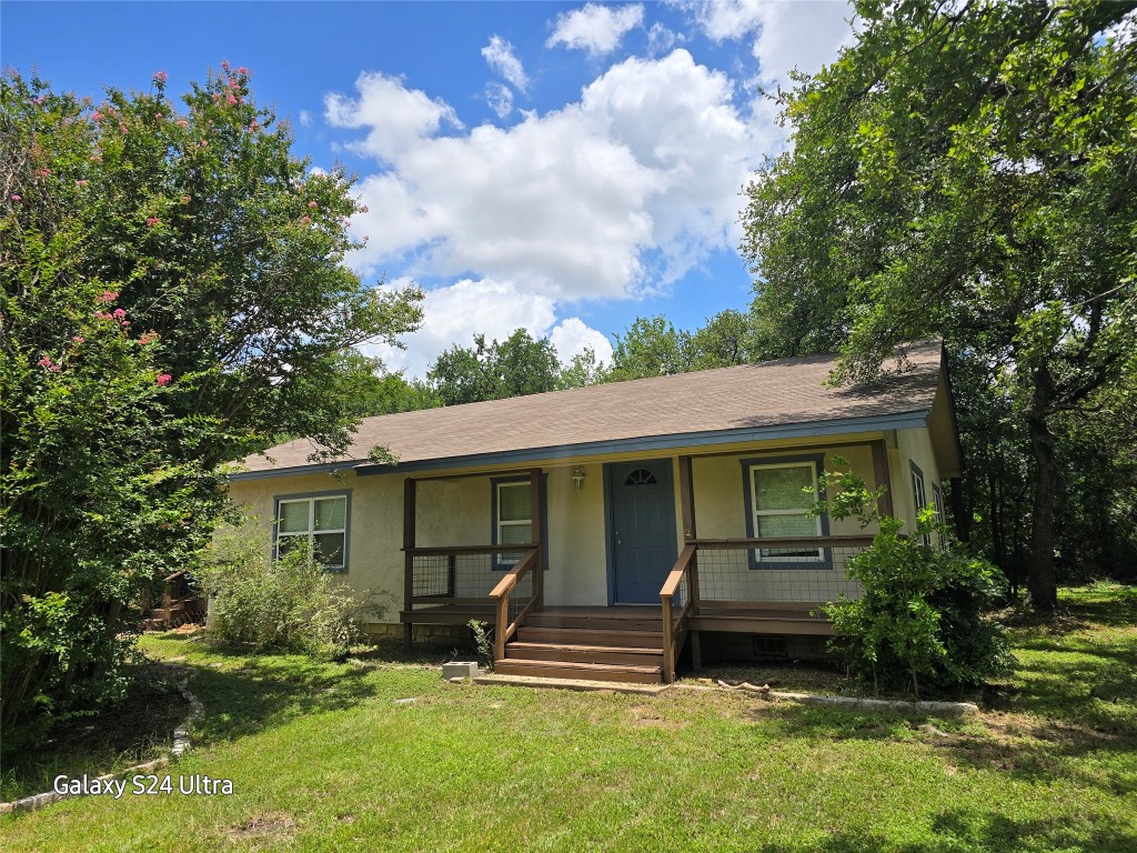 a view of house with front yard