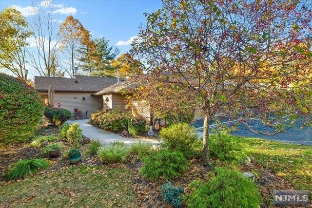 $689,900 | 222 Mountainview Drive | Mahwah