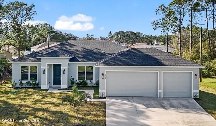 a view of a house with a yard