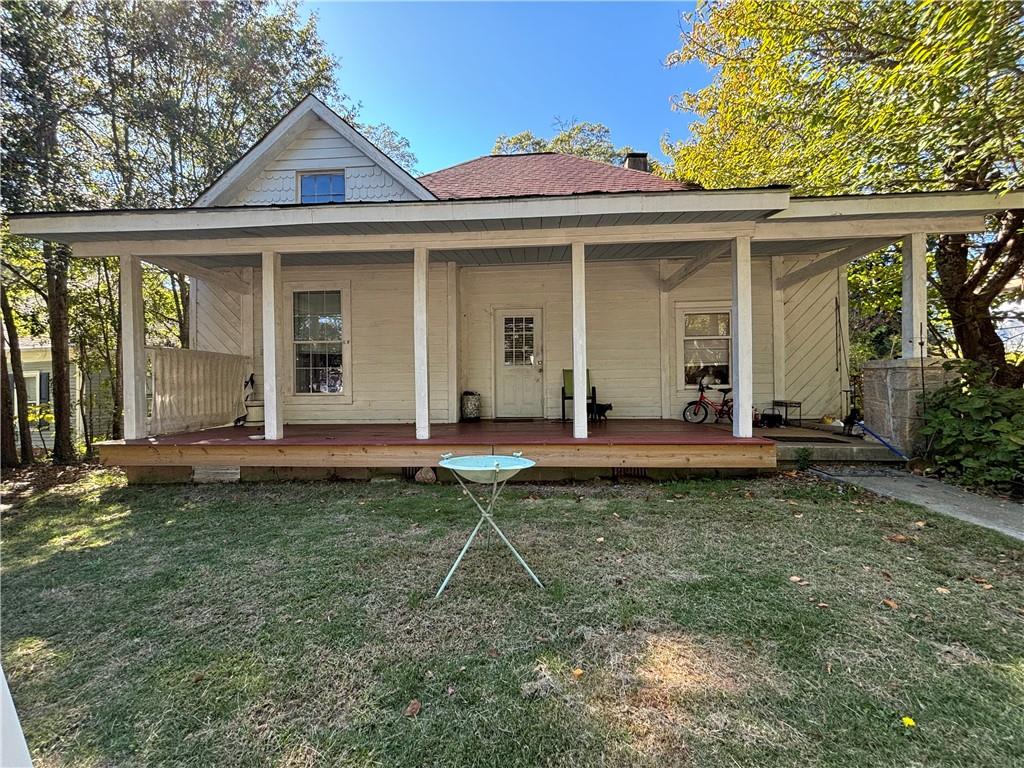 a view of a house with a yard