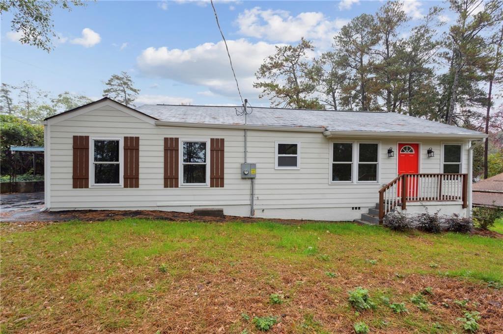 a view of a house with a yard