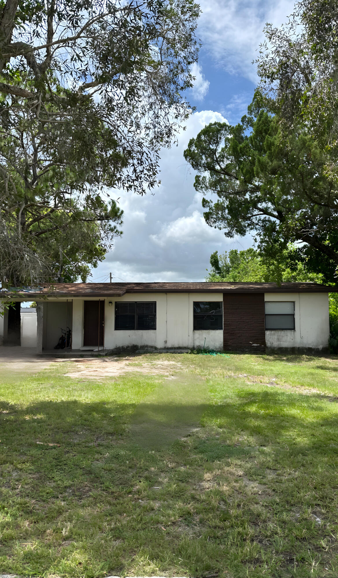 a view of a house with a yard