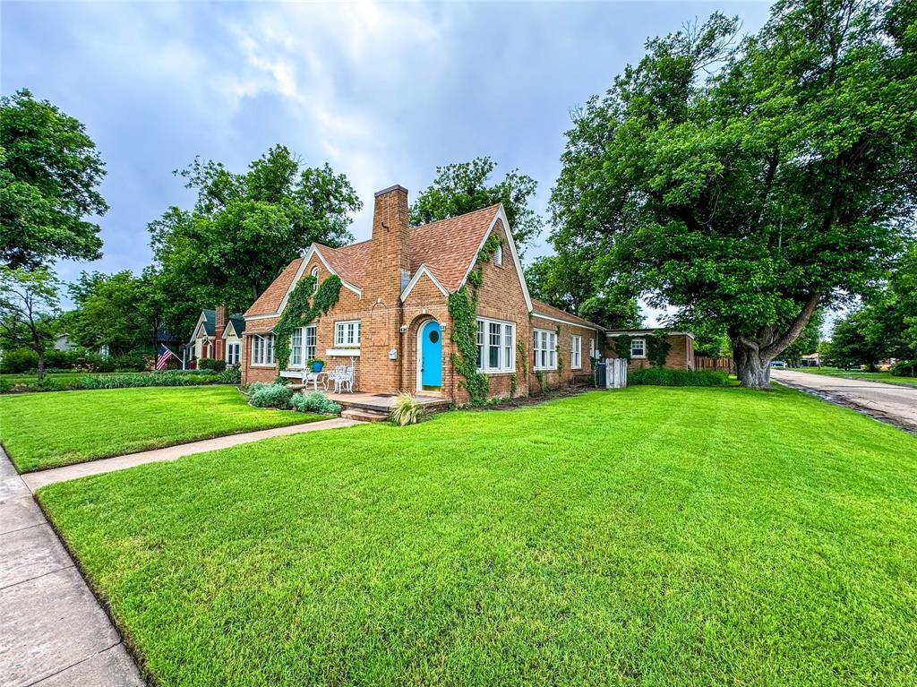 a view of a house with backyard and garden