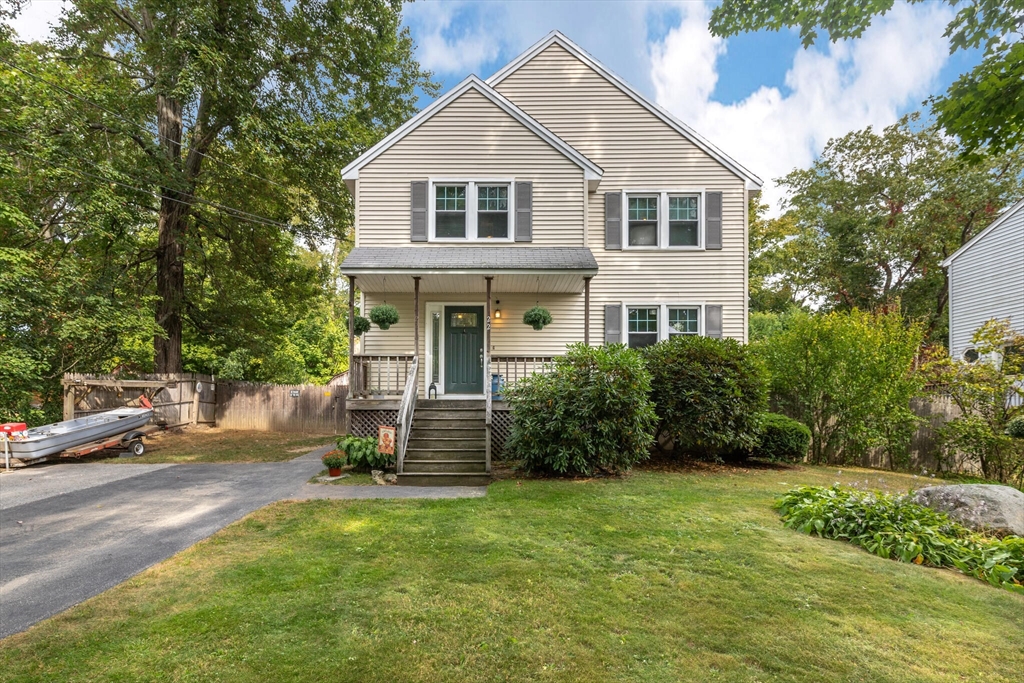 a view of a house with backyard and garden