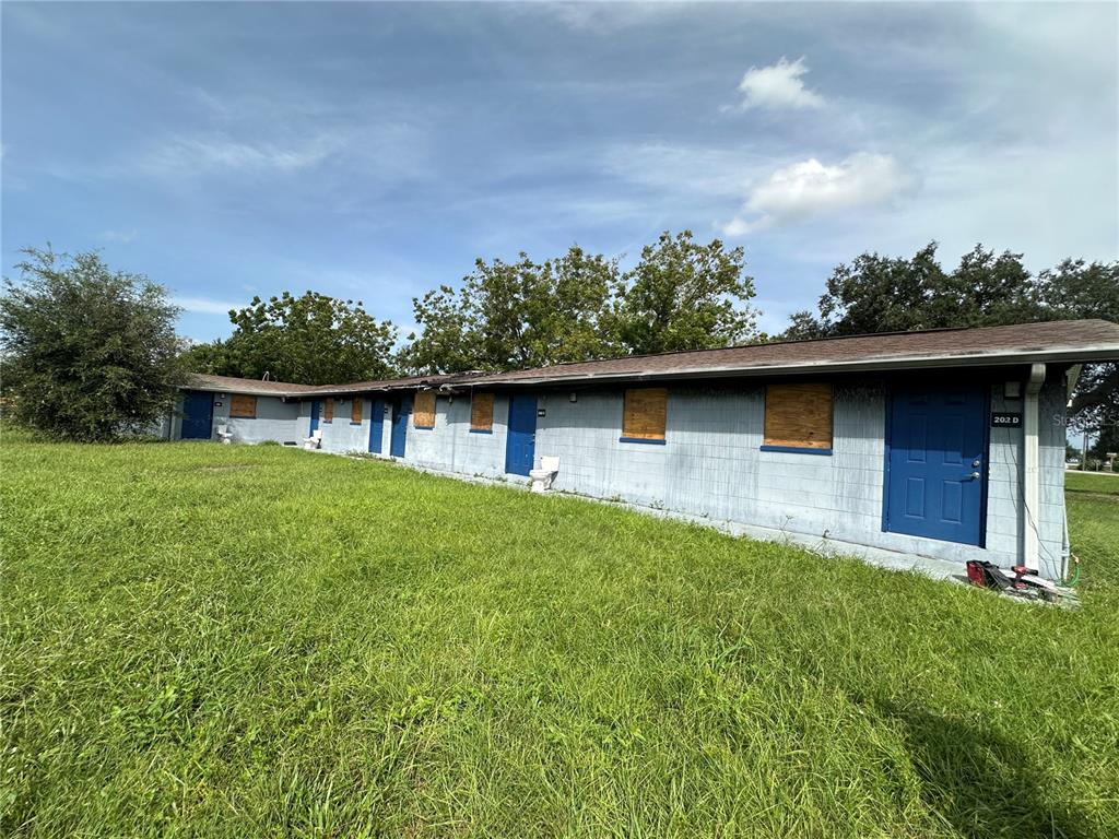 a view of a house with a yard