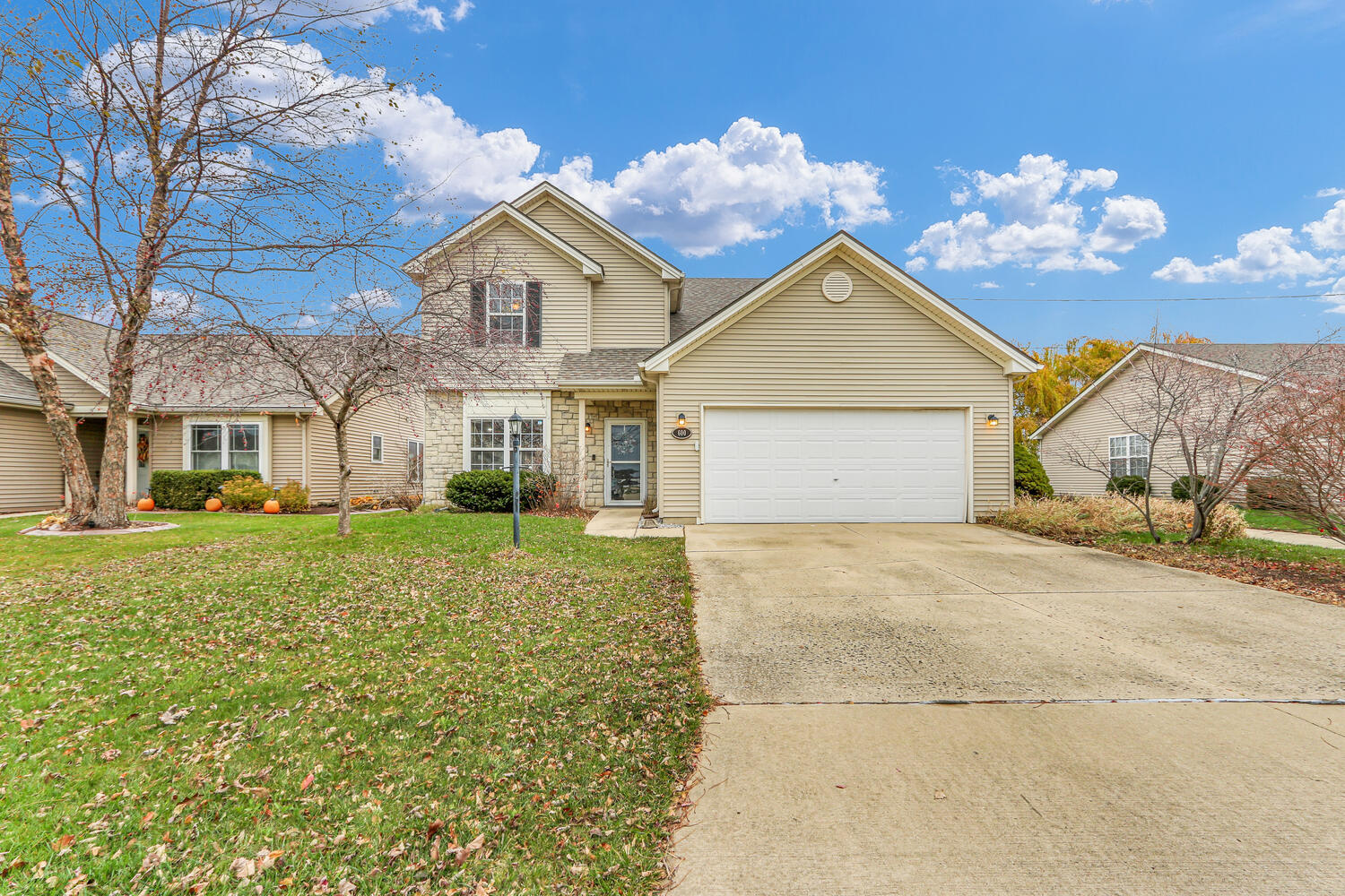 a view of a house with a yard