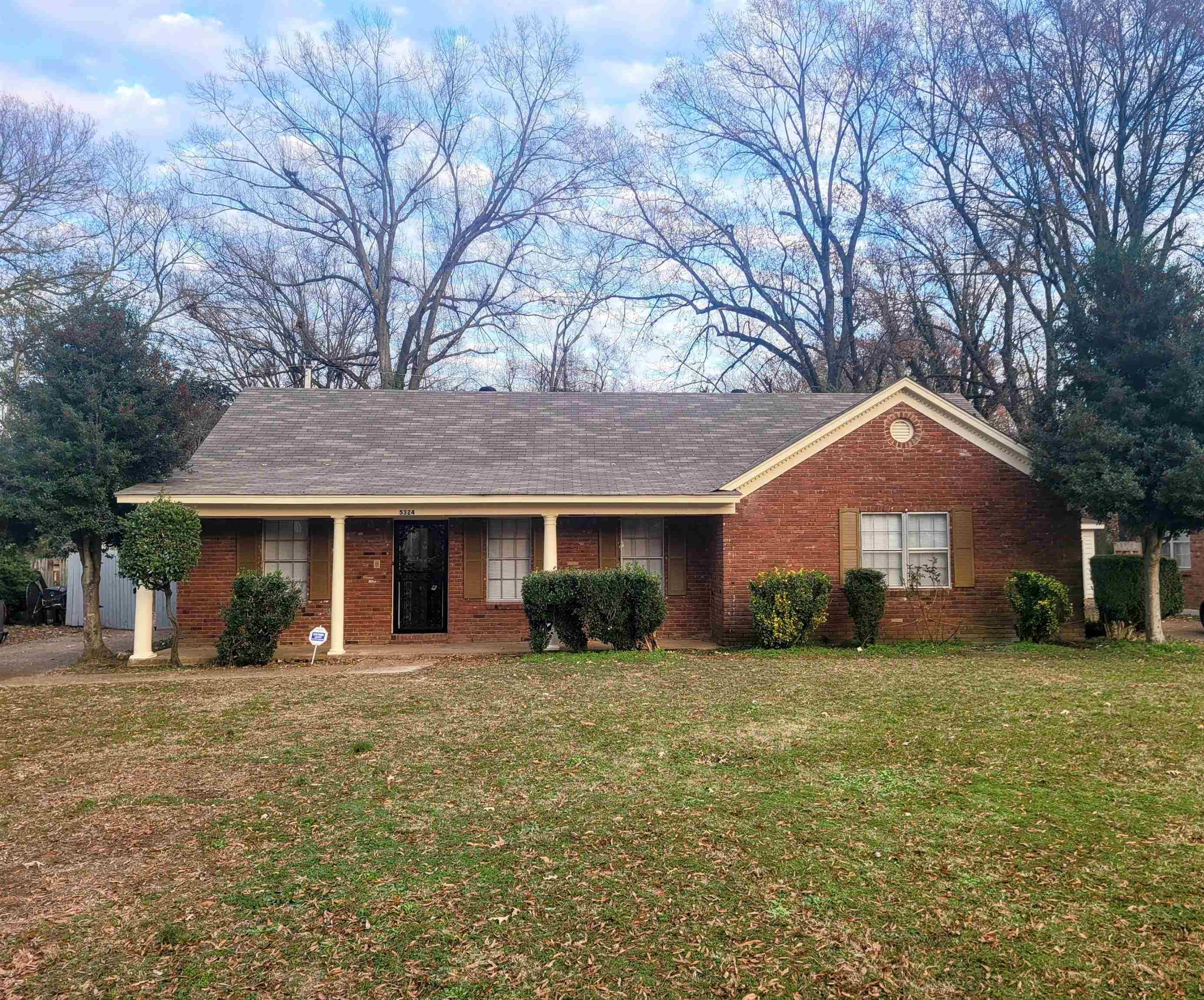 Ranch-style house with a front yard