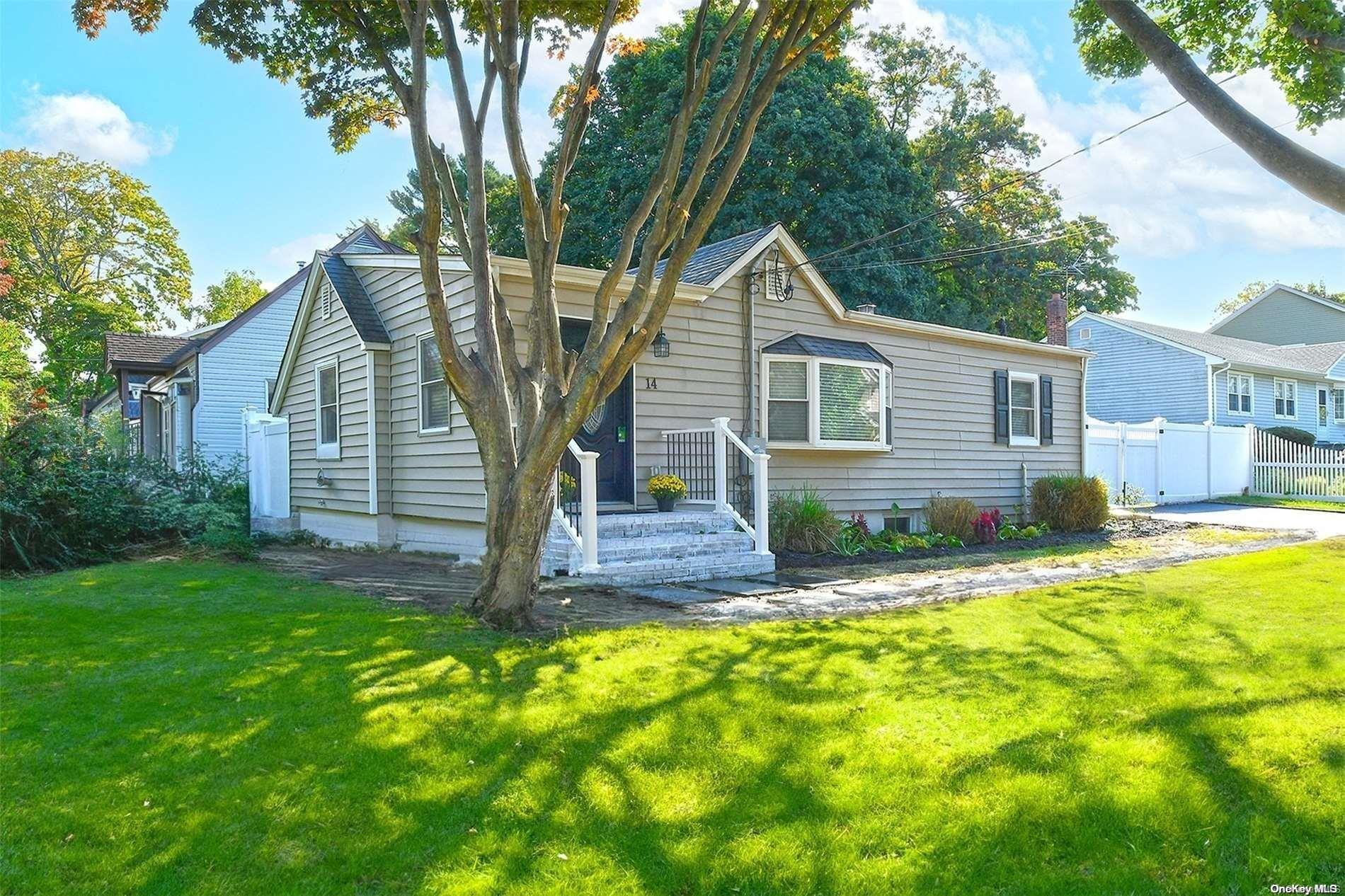 a view of a house with yard and tree s