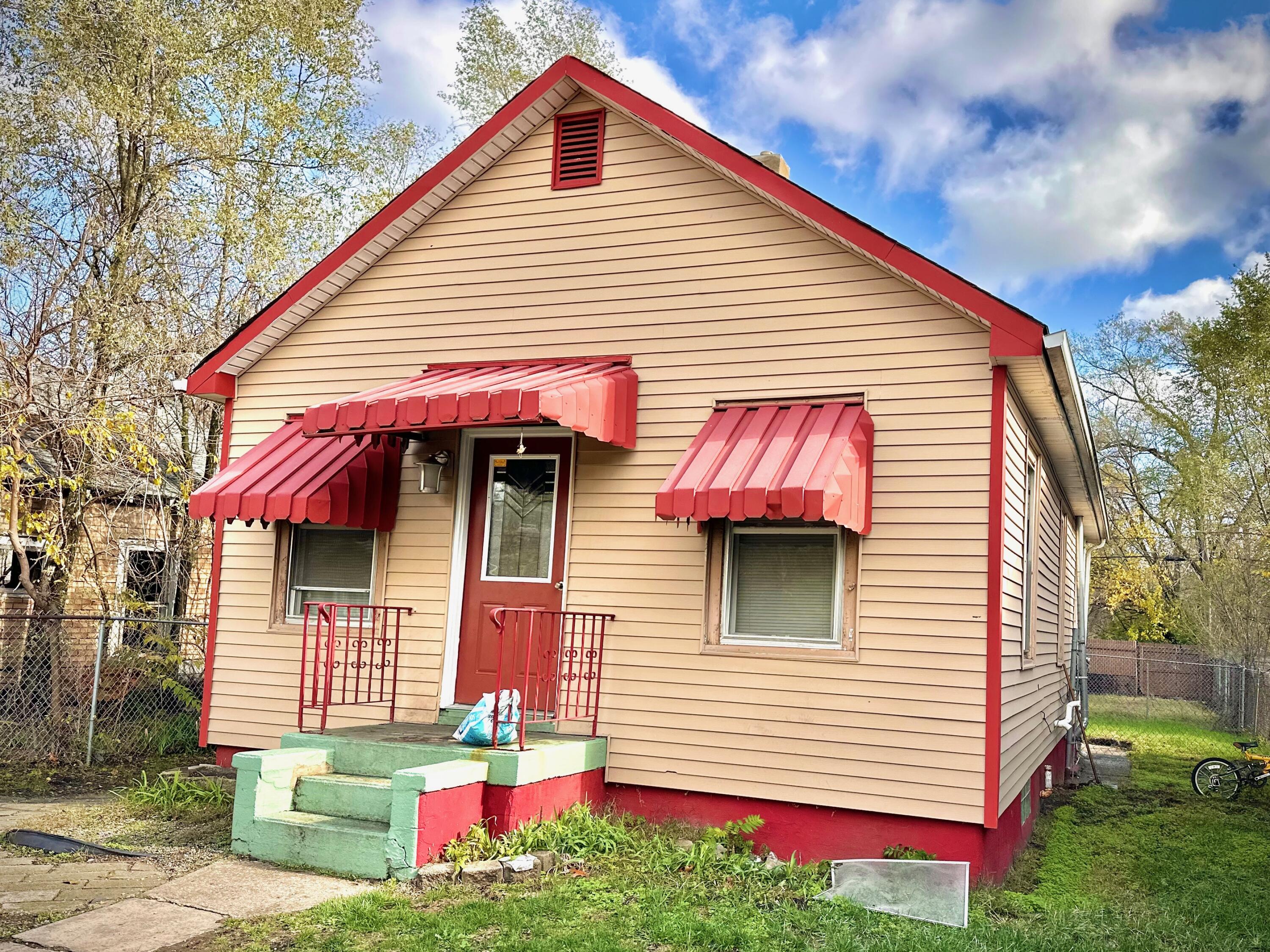 a view of a house with small yard