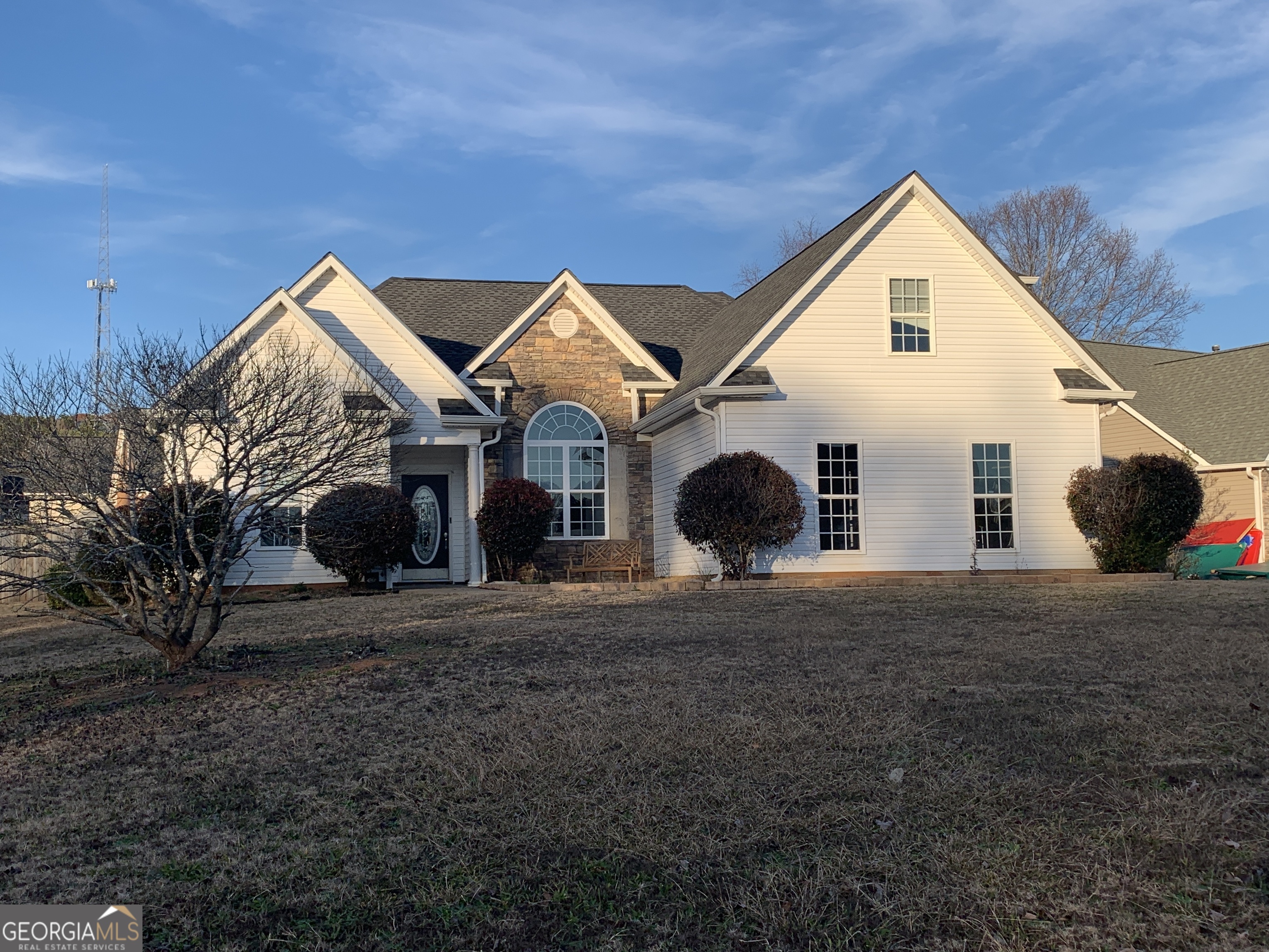 a view of a house with a yard